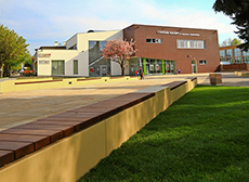 wysokiej jakości elementy architektury z betonu architektonicznego: ławki, siedziska, kosze, donice, stojaki rowerowe, lampy oświetleniowe